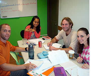 Spanska studenter vid Habla Yas språkcenter